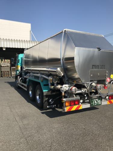 バルク車　斜め後ろ姿 